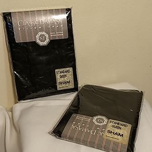 ⬇️Two queen shams